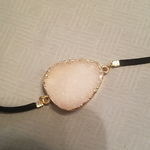 Felt necklace with stone - Picture 2 of 2